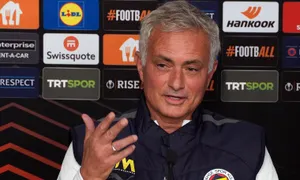 Mourinho ghen tị với Ten Hag