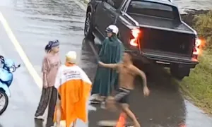 Cầm dao đuổi chém hai phụ nữ trên đường Cầm dao đuổi chém hai phụ nữ trên đường