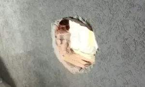 17 nghi phạm đục lỗ tường giam, thong dong đi ra ngoài 17 nghi phạm đục lỗ tường giam, thong dong đi ra ngoài