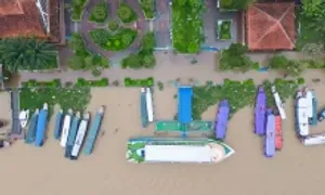 Đường phố, công viên ngập sâu trong đỉnh triều lịch sử ở Cần Thơ