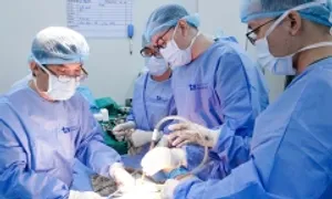 Thay khớp gối cho cụ bà bệnh xơ gan