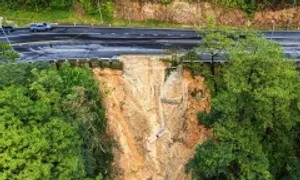 Hiện trạng sạt lở đèo Prenn, đất đá sụp xuống rừng thông