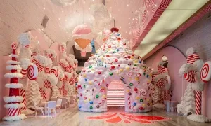 Cây thông giáng sinh xếp từ mô hình kẹo tại TP HCM